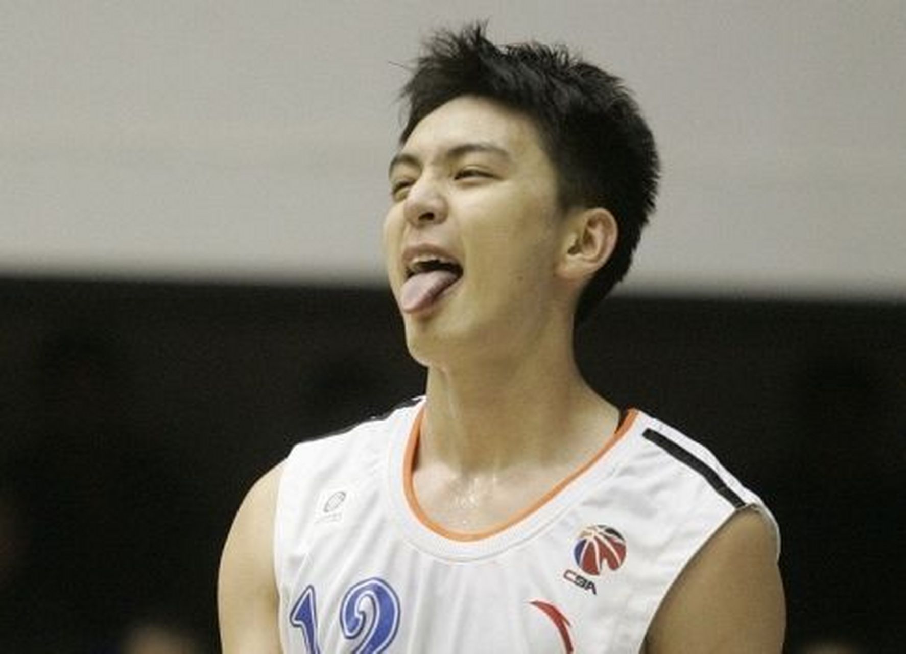 球员时代的杨鸣,就连伸舌头都这么帅,还可爱! #辽宁男篮