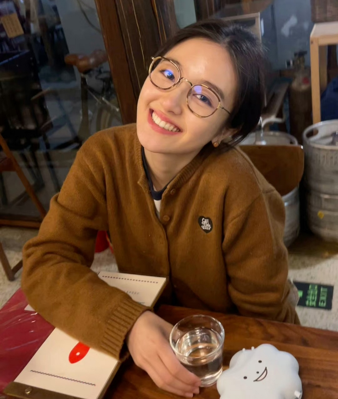 李兰迪戴眼镜有种学霸的既视感,她很喜欢穿咖色系的衣服,洋气又简单