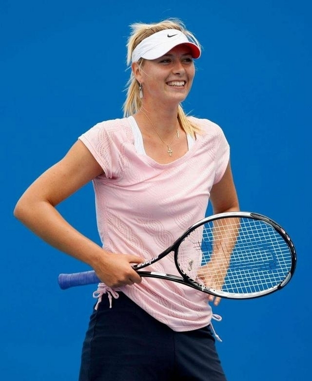 莎拉波娃身材高大,爆发力强,是底线力量型的选手,握拍方式是右手握拍,