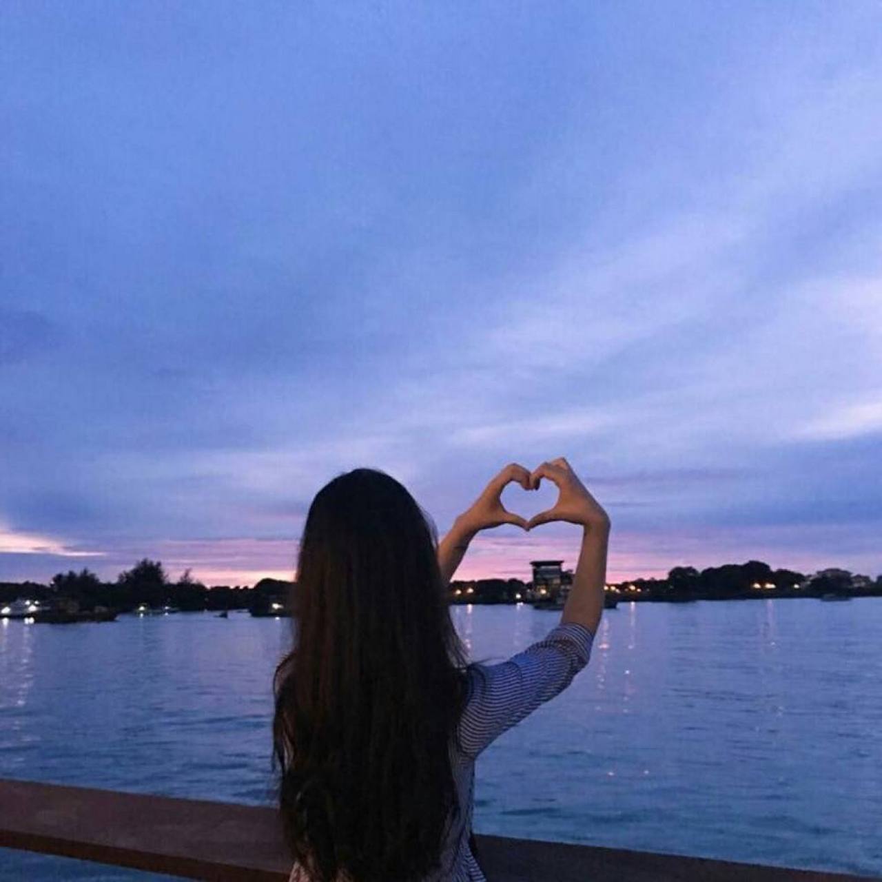 毛姆在《面纱》中写道:"当人们在爱上一个人,却得