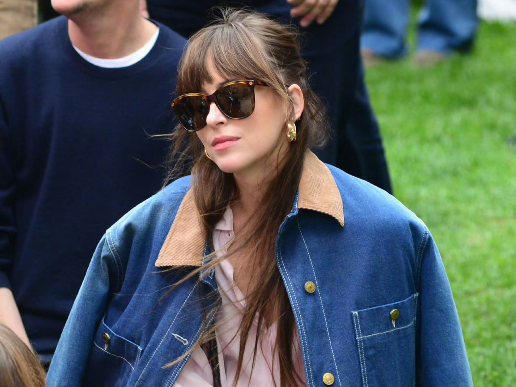 达科塔·约翰逊(dakota johnson)的穿搭一向都是慵懒松弛风为主,这两