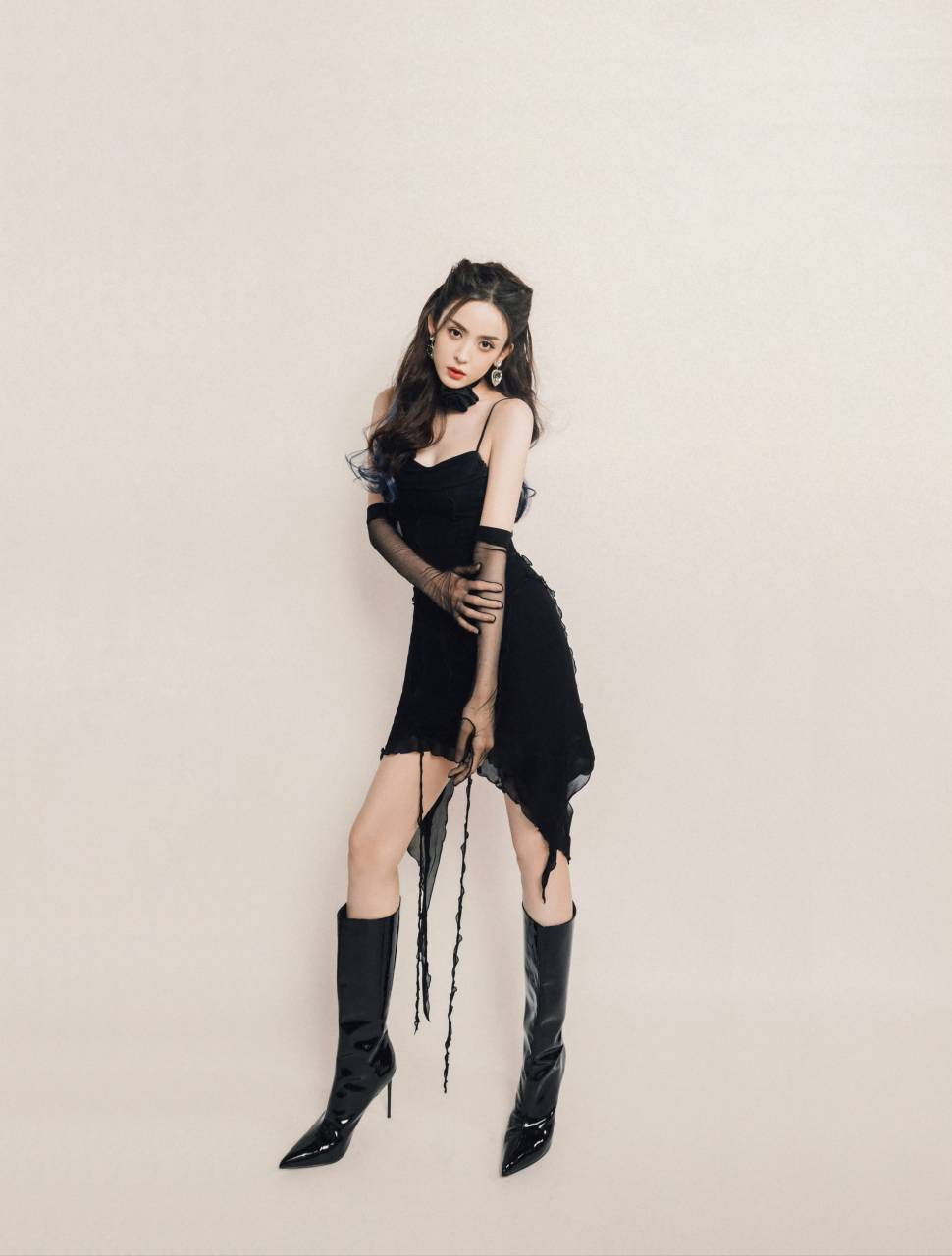 古力娜扎参加综艺节目,身穿黑色吊带裙展现出完美身材,皮肤白皙,身材