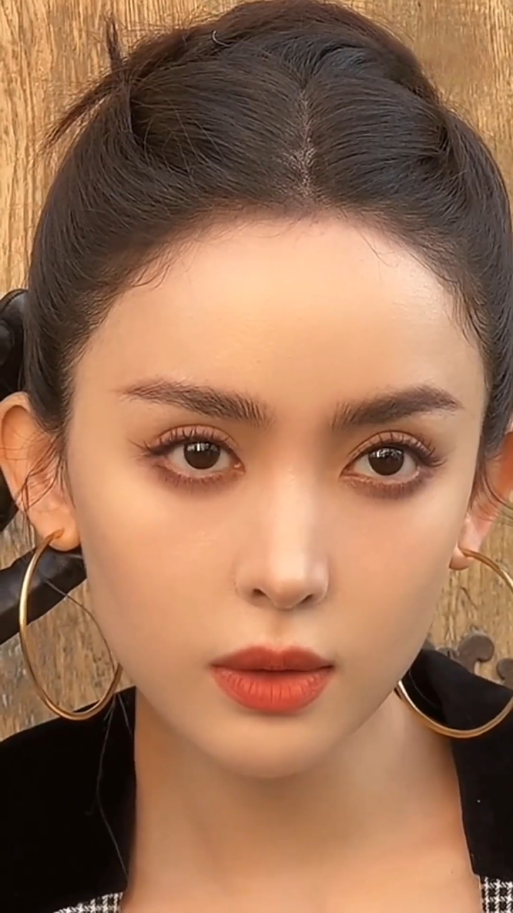 她的眼睛明亮动人,如同秋水一般清澈.#古力娜扎