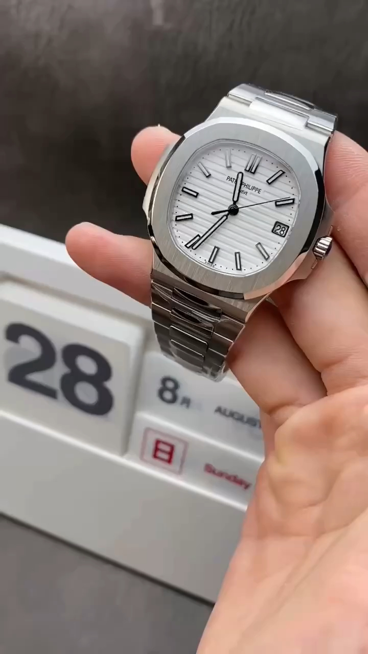 手表#百达翡丽白面鹦鹉螺5711系列,非常好搭配衣服的一款手表-度小视