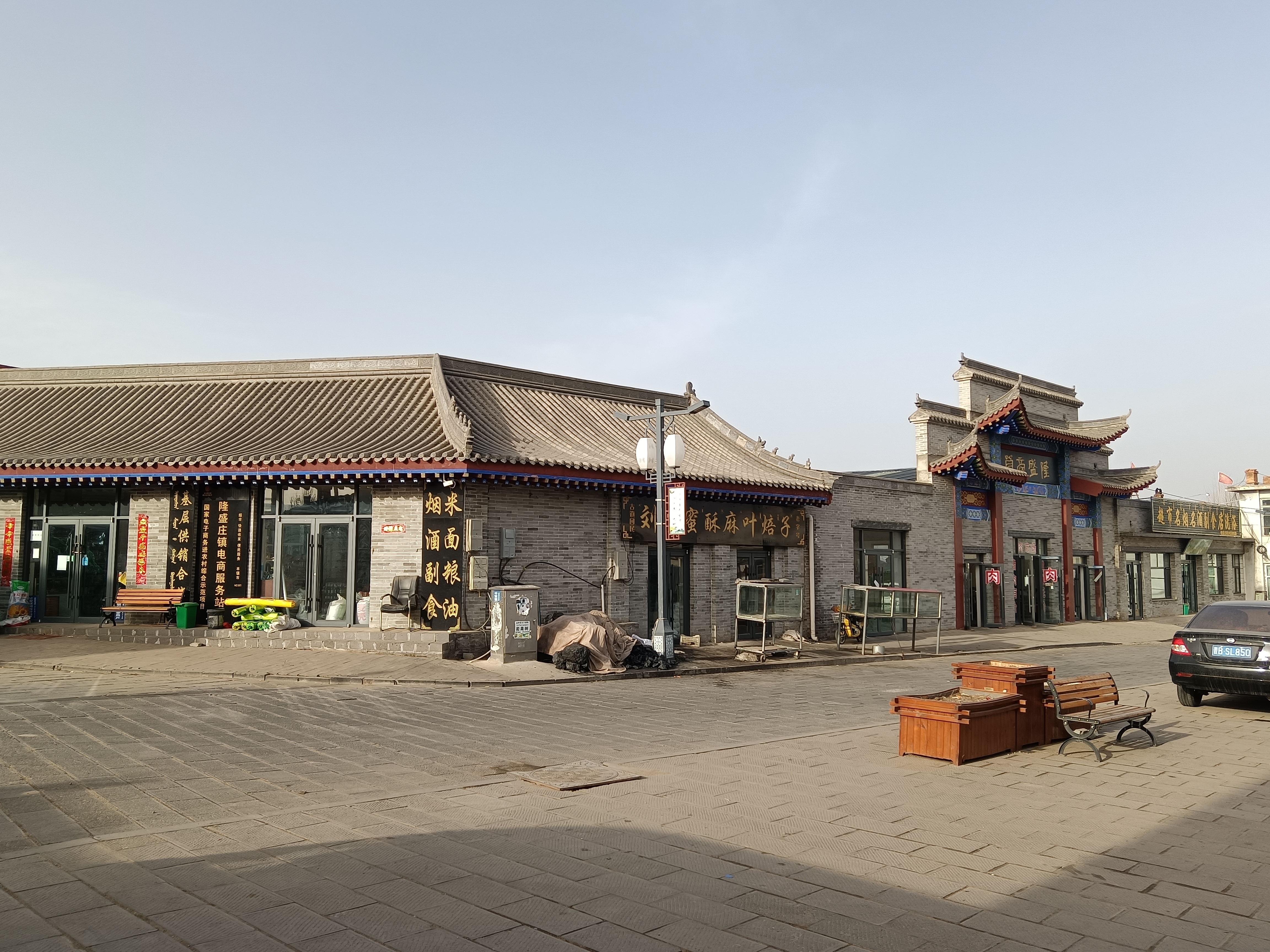 昨天住在内蒙丰镇隆盛庄镇,今天空气比较晴朗,温度也不错,早上出门转