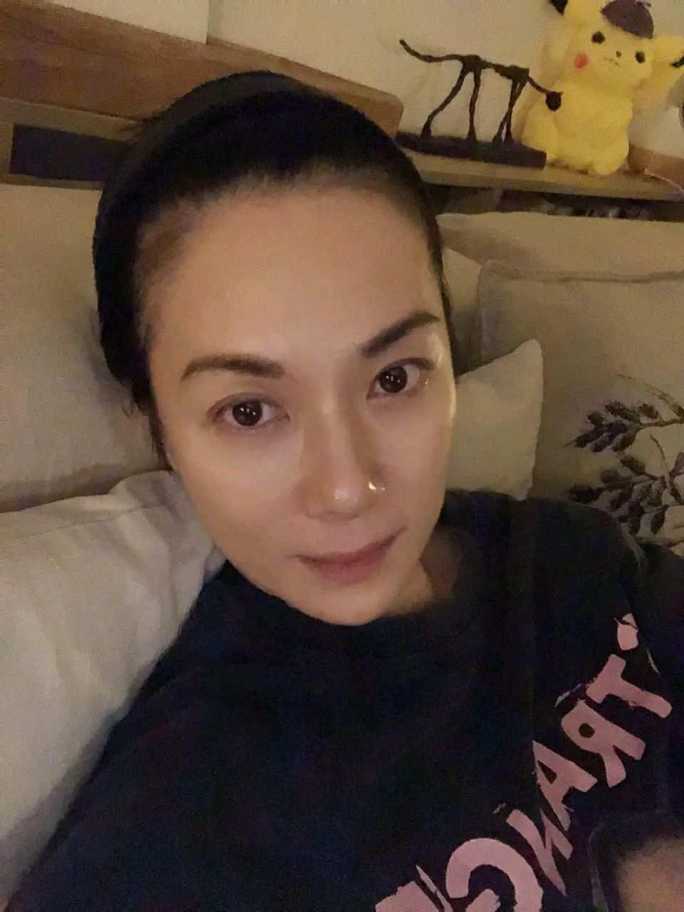 香港著名女星张可颐的近照,她今年已经52岁还没有结婚,浪费了这么好