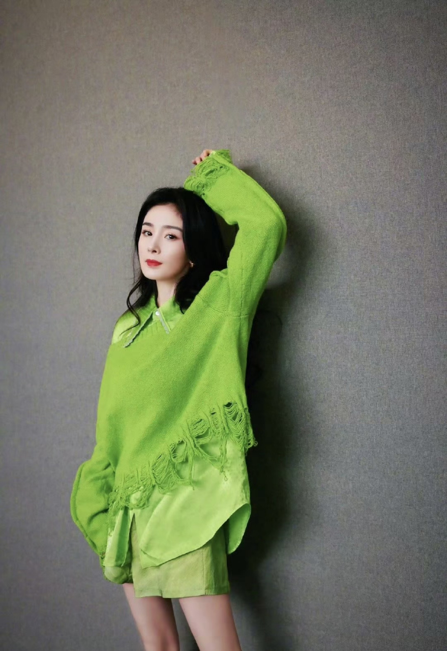 美女# #明星生图大赏# 杨幂身穿绿色衣服好美,仿佛回到了夏天的感 ..