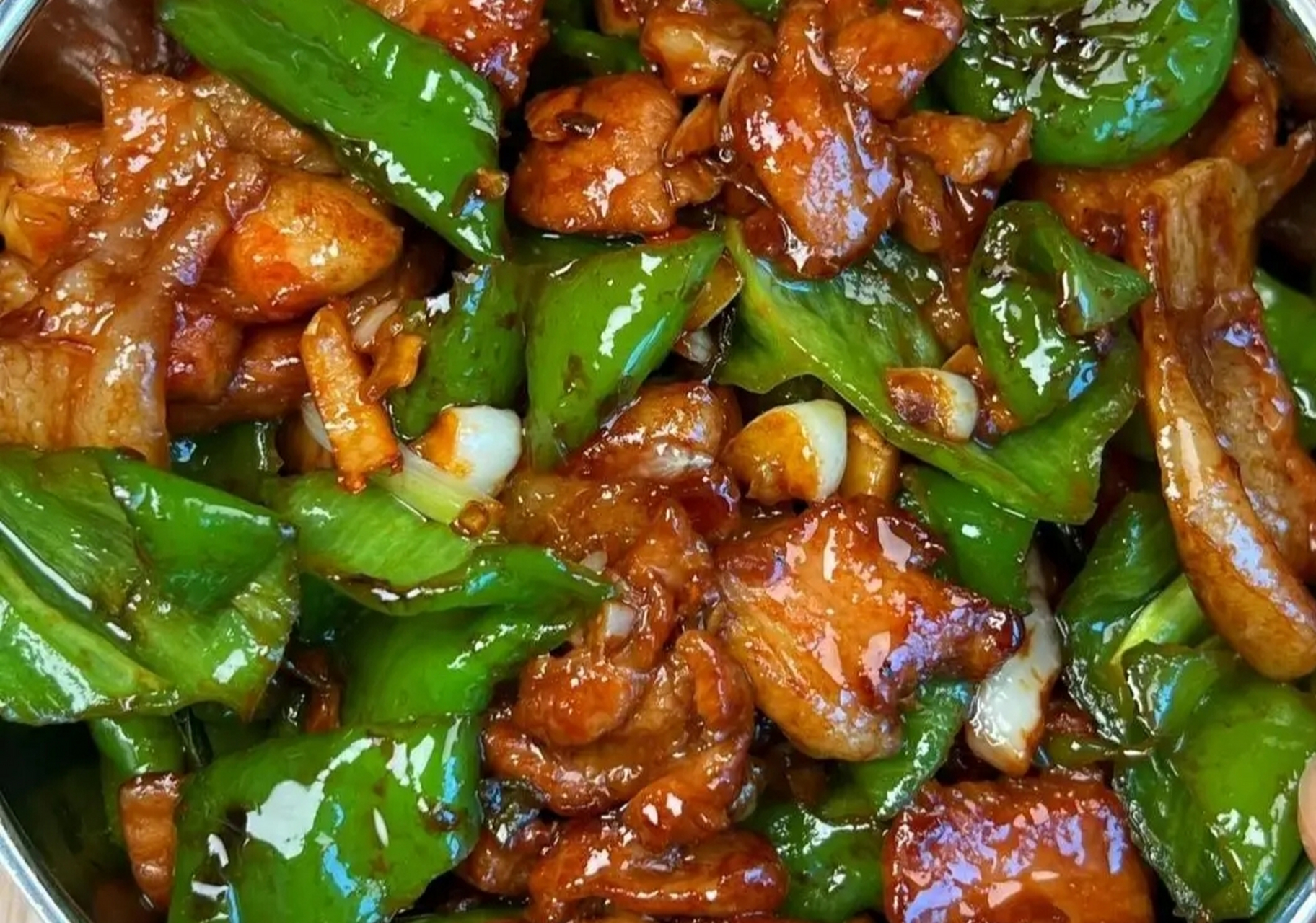 辣椒炒肉  食材:螺丝椒,五花肉,葱姜蒜末.  做法步骤:  1.