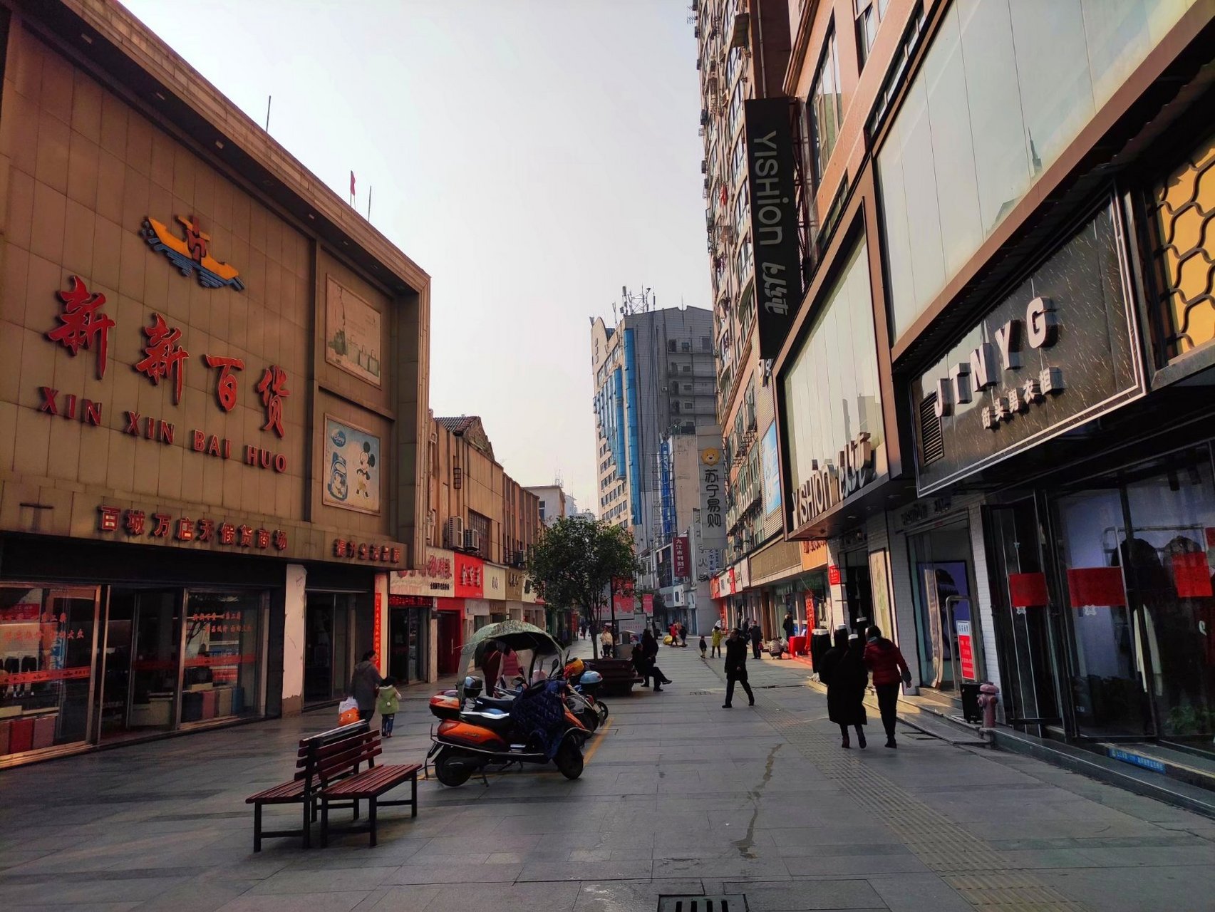 大中路步行街是九江市区最繁华的商业街,也是我旅途中,走过最长的一条