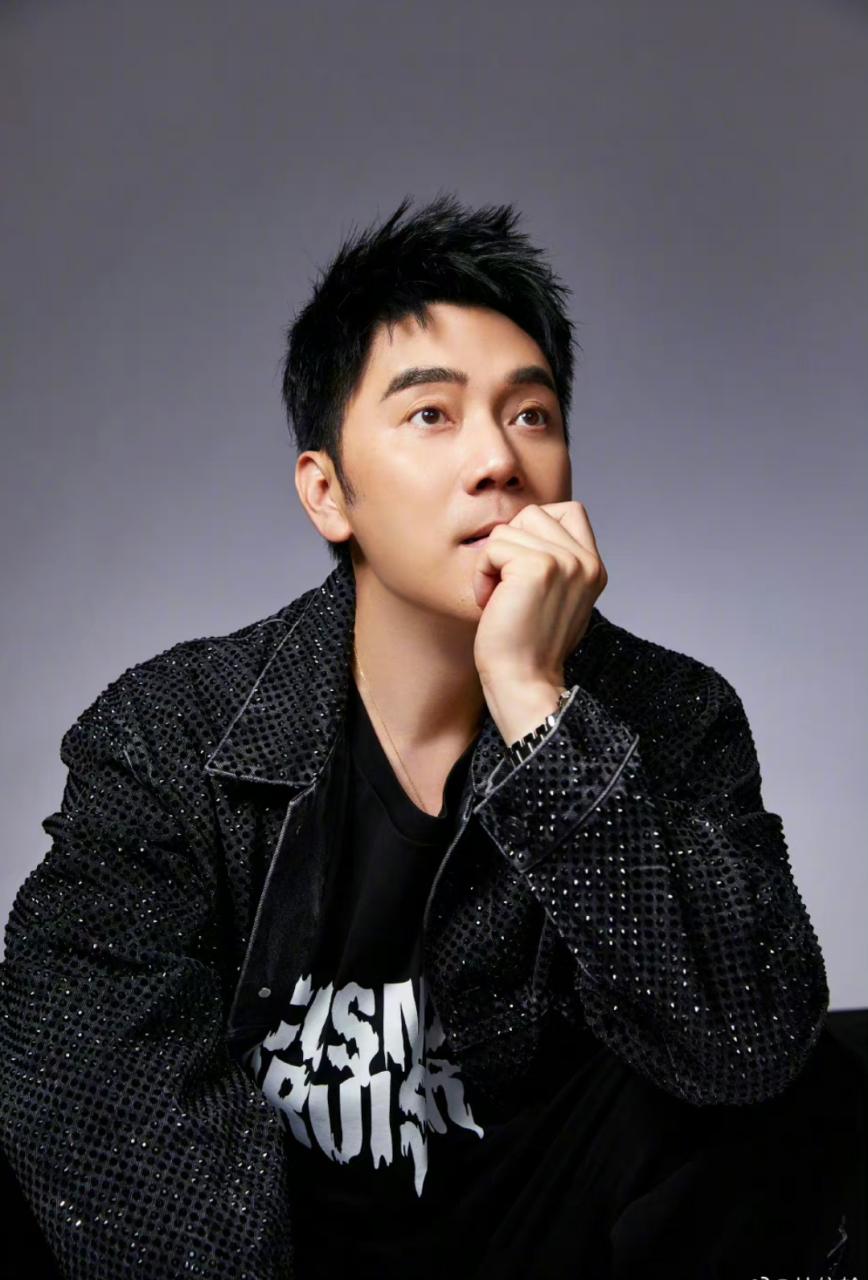 林依轮说人要穿闪一点# 今天是林依轮 的生日,晒出星耀夹克生日写骀