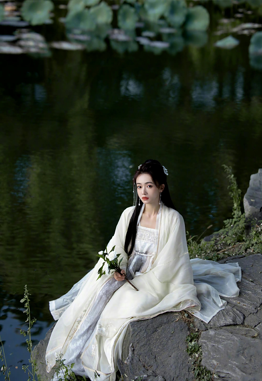 吴谨言这套紫色的古装美呆了