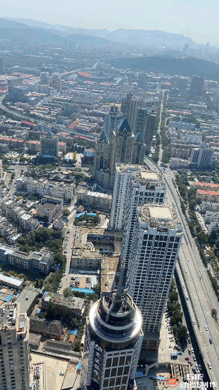 在济南有名的普利门绿地中心大高楼303米的餐厅吃朋友孩子的满月酒,该