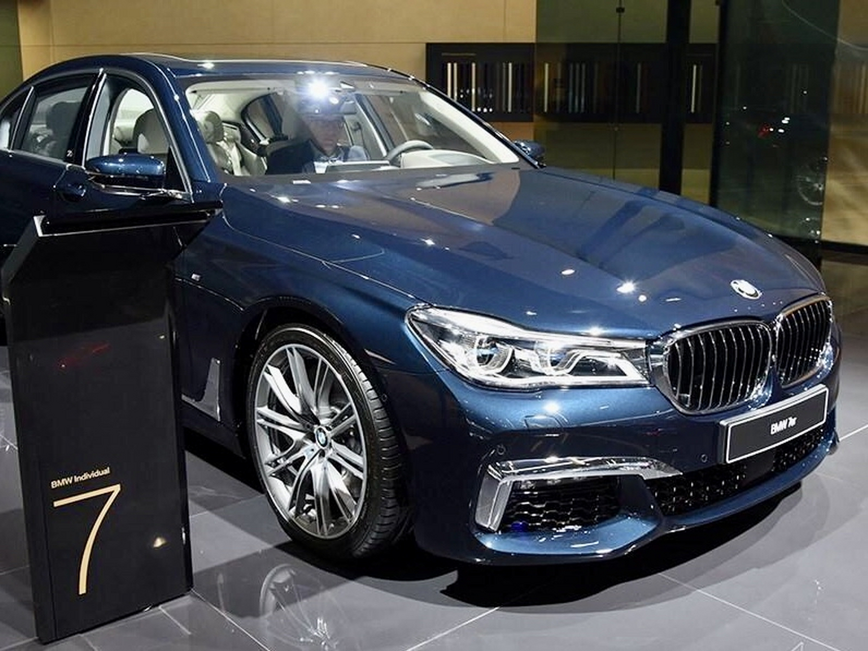 宝马7系车身前脸角度对比图,除了第四款和2024款,其余的都看着很ok,要