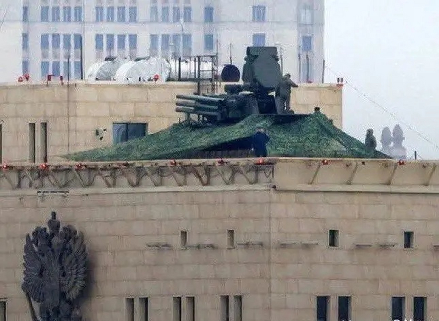 俄罗斯国防部楼顶上新部署的铠甲s2弹炮合一防空系统,莫名其妙的拉了