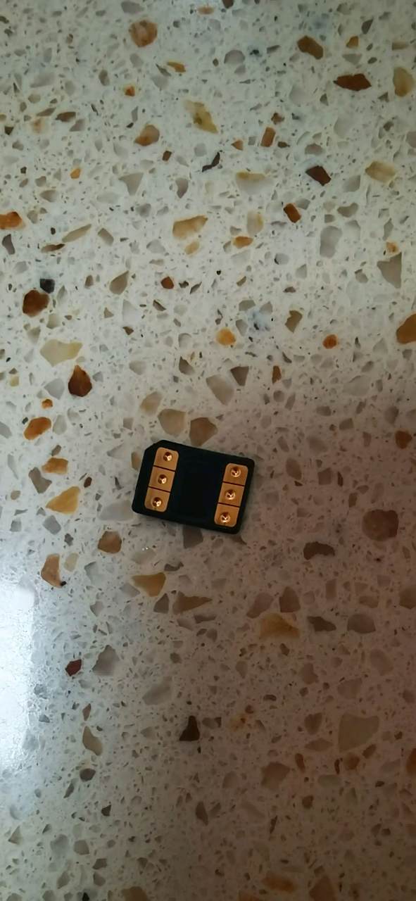 手机卡槽里带出来的,有知道这是什么东西呀?手机还能用,打电话不影响.