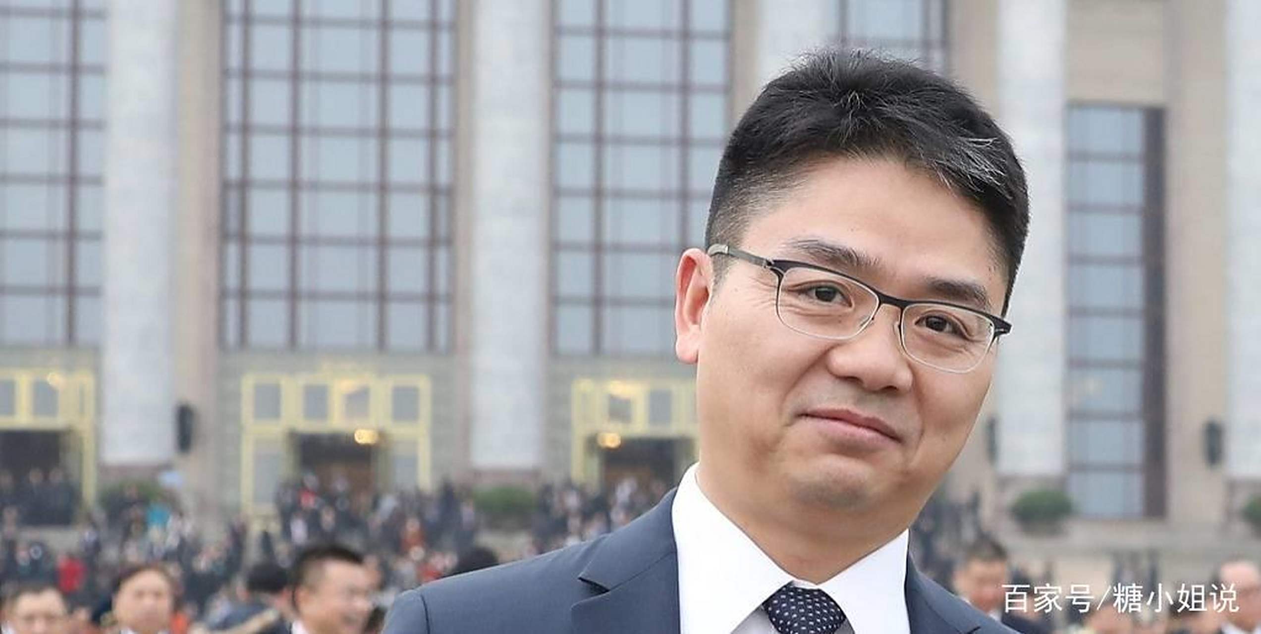 刘强东在一次活动中,无奈地说:"我给中国人民大学捐了1000万,要求把这