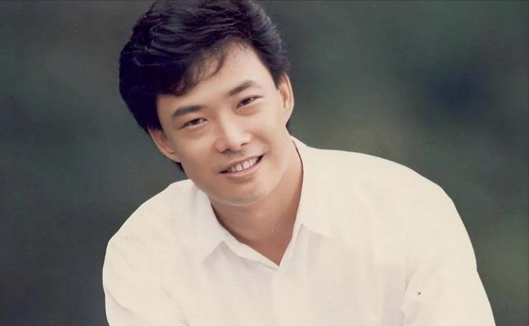 一次,费玉清在日本女友家留宿,女友贴心地为他放好洗澡水,结果他刚跨