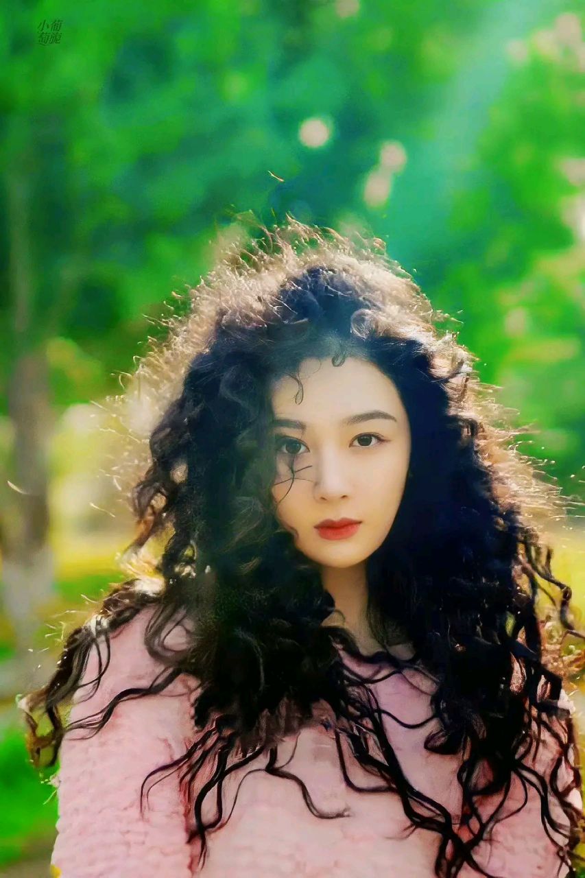 一头羊毛卷发显得格外的俏皮,她的突破千变万化,是准备把各种风格都