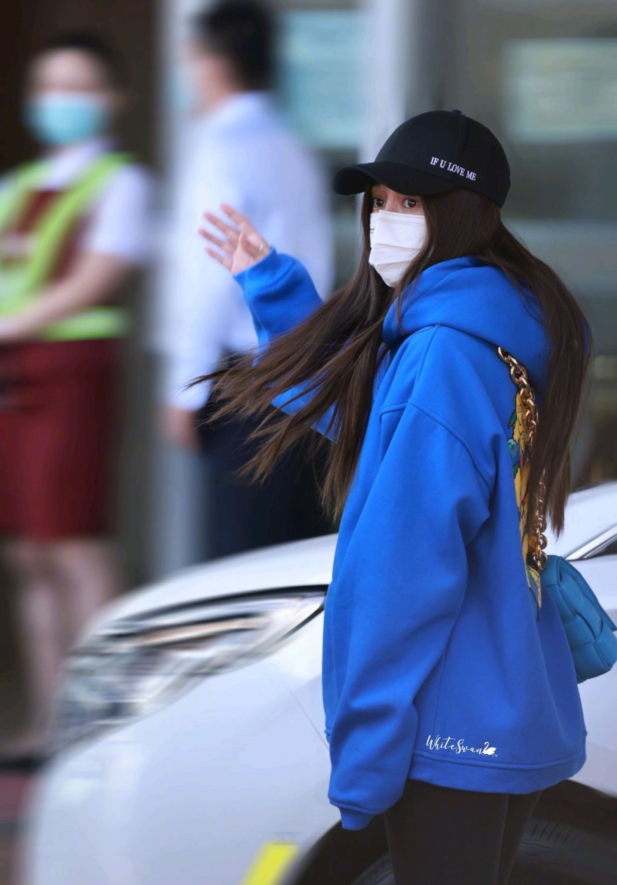 杨颖angelababy机场私服照,身穿蓝色卫衣戴棒球帽青春元气