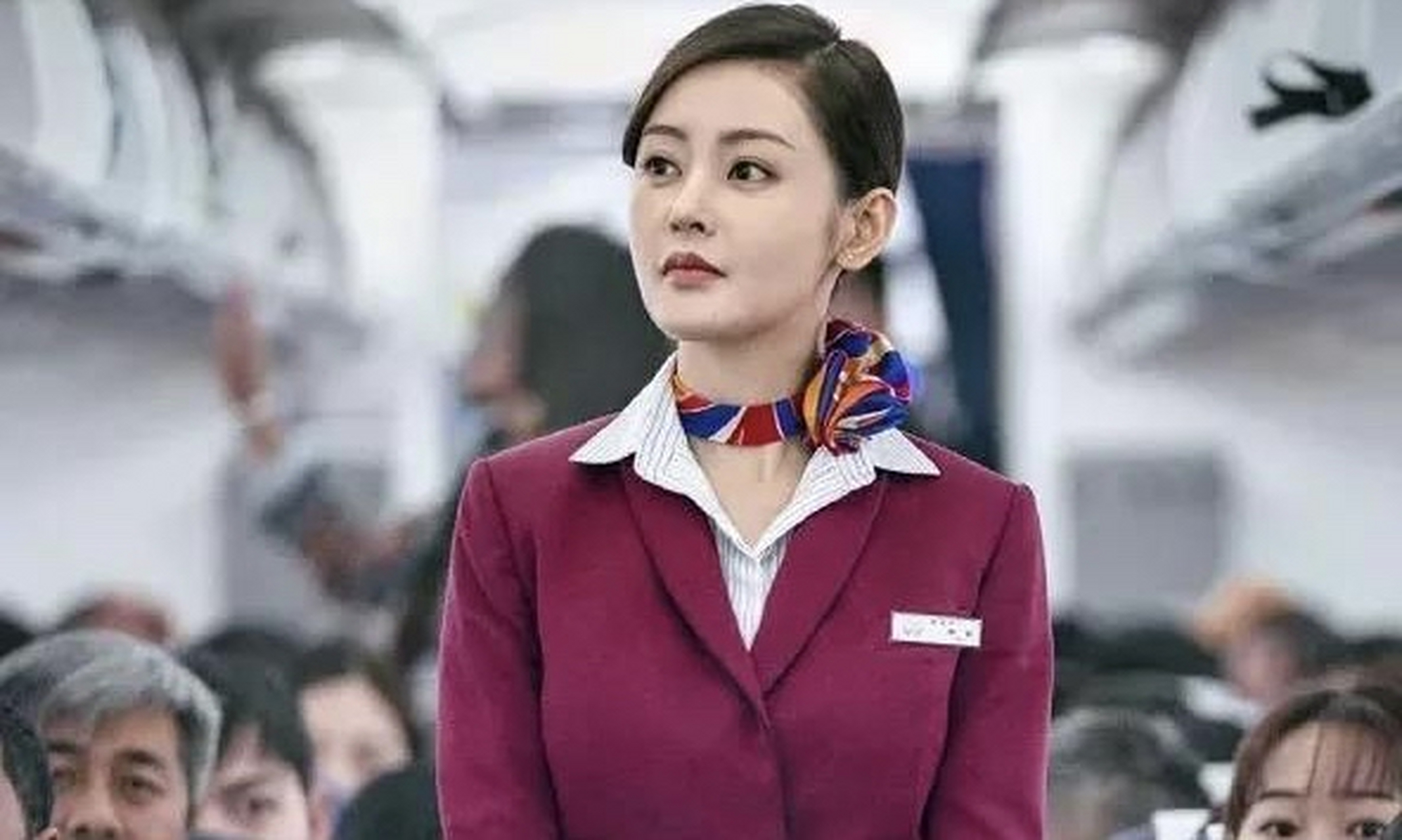 张天爱# 《中国机长》中张天爱饰演空姐,清纯可爱,成熟性感,又有倚