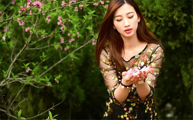 王安宇剃光头拍戏那段时间,一直被公司的人叫"卤蛋"