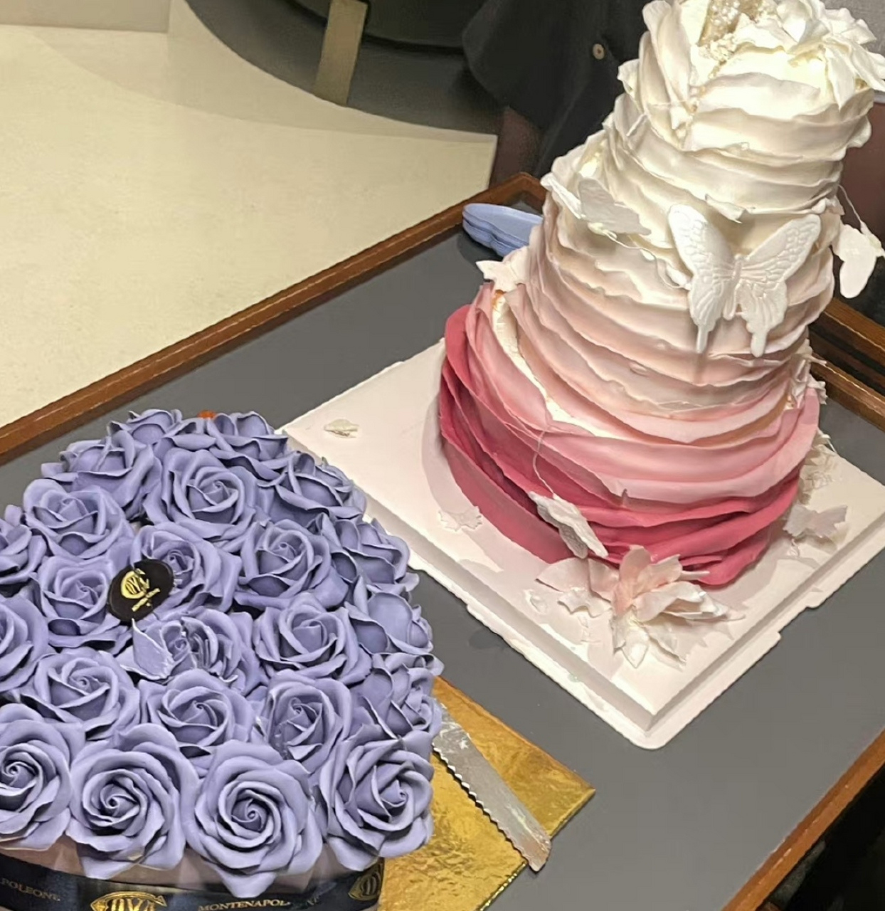 程潇晒生日美照,戴着珍珠项链有种小公主的贵气,她收到两个蛋糕都很