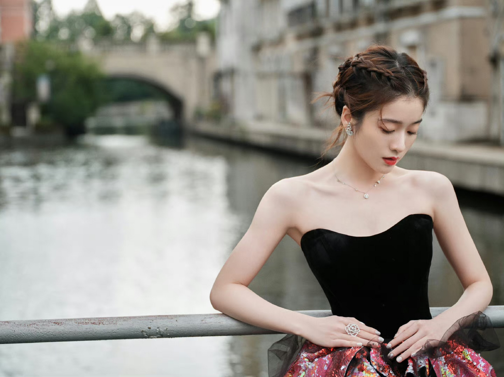 张雪迎美照,身穿黑色抹胸薄纱长裙,优雅迷人!#养眼美女