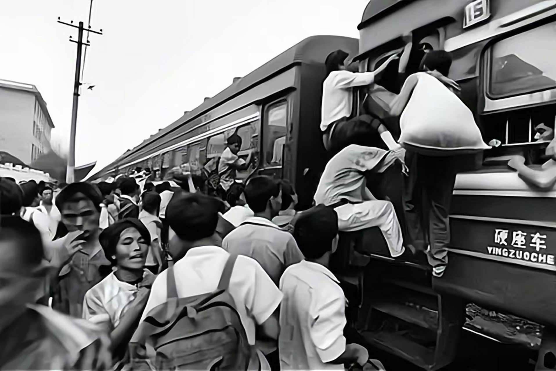 上世纪90年代乘火车的画面,那个时候只有绿皮火车