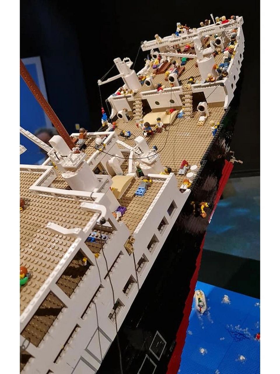 最近新闻又提到铁达尼号,  让我想起来之前看到的乐高重现大场景