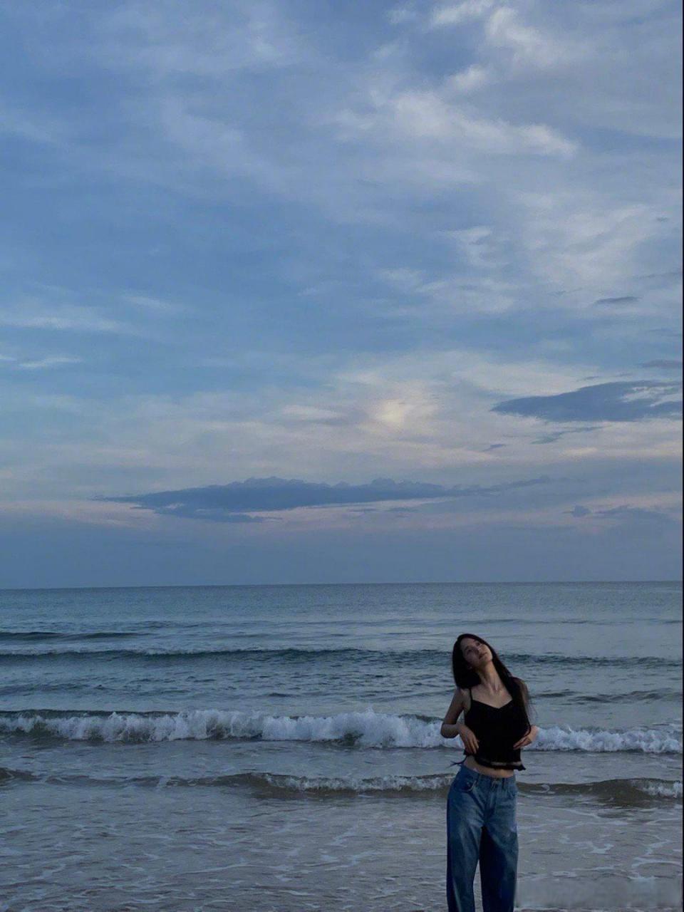 欧阳娜娜在海边的照片图片