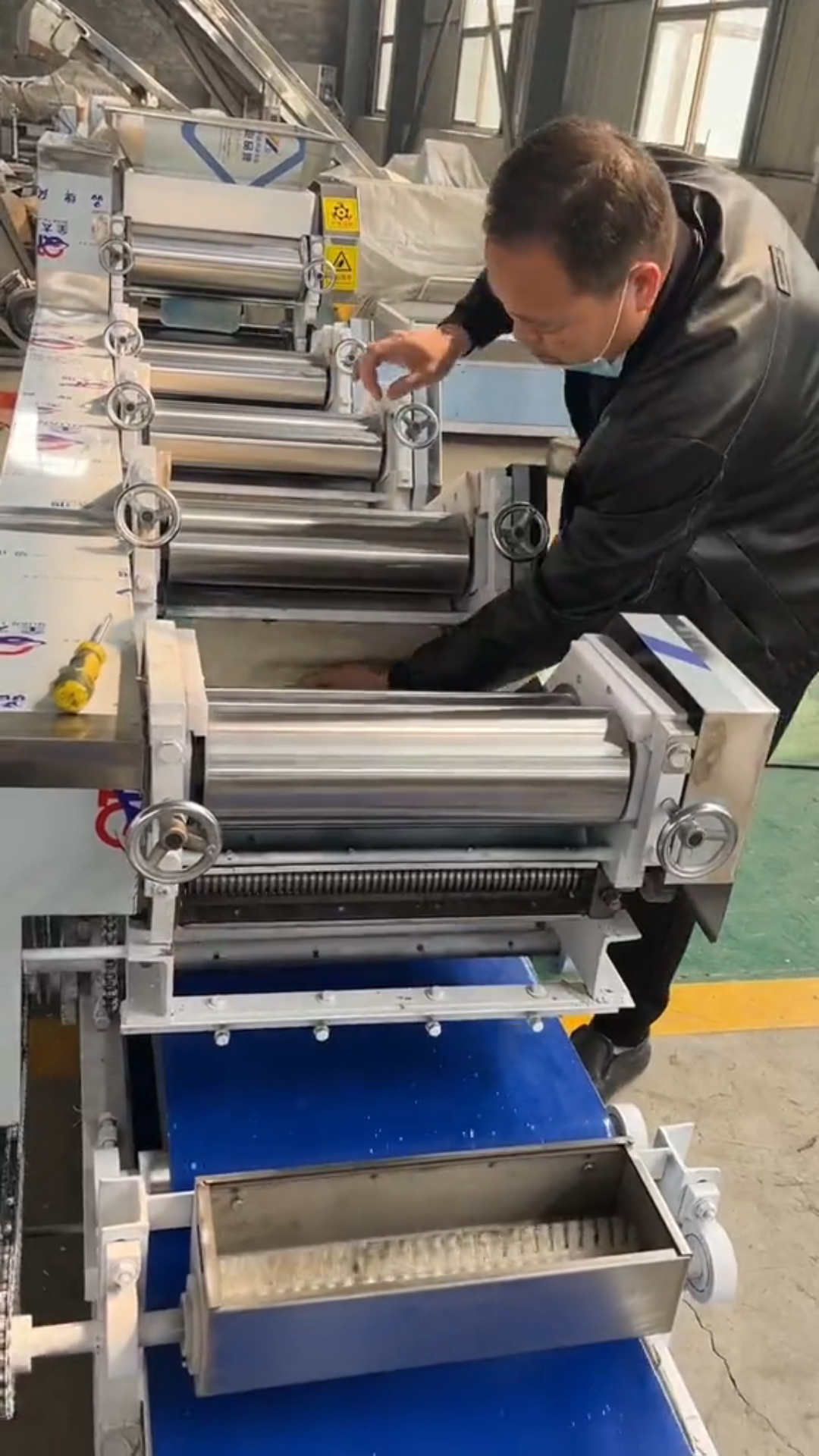 多组压面机 挂面机 商用面条机 自动切断一体机-度小视