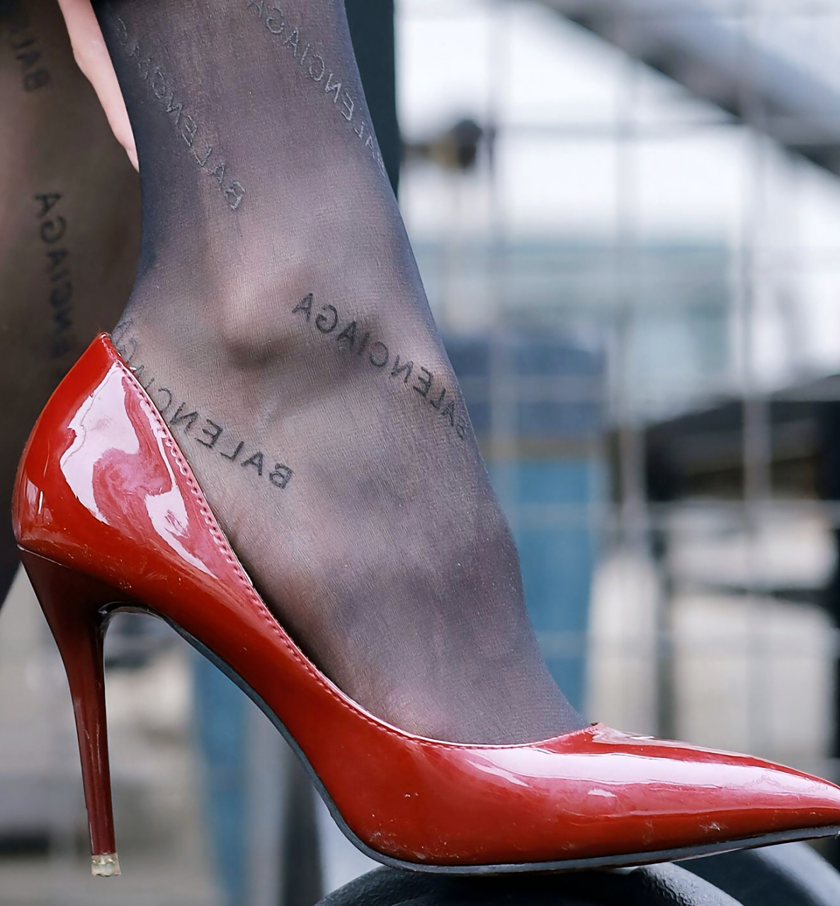 巴黎世家黑丝 搭配 漆皮红色高跟鞋 太绝了#丝袜# #高跟鞋