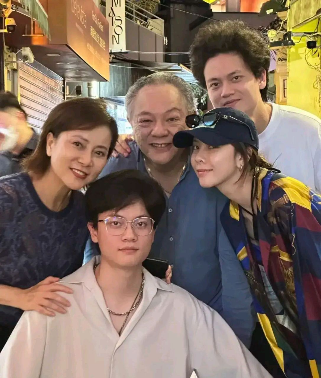 宋妍霏晒一家五口合照.网友调侃:他们家有两个广州"闹腾男孩kc".
