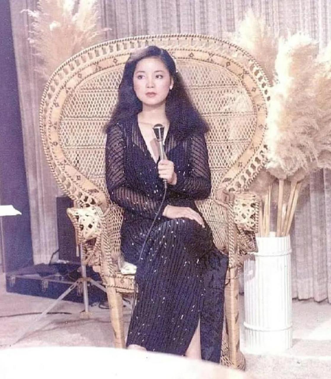 历史老照片: 图一是1979年,邓丽君在美国录制节目时的照片.