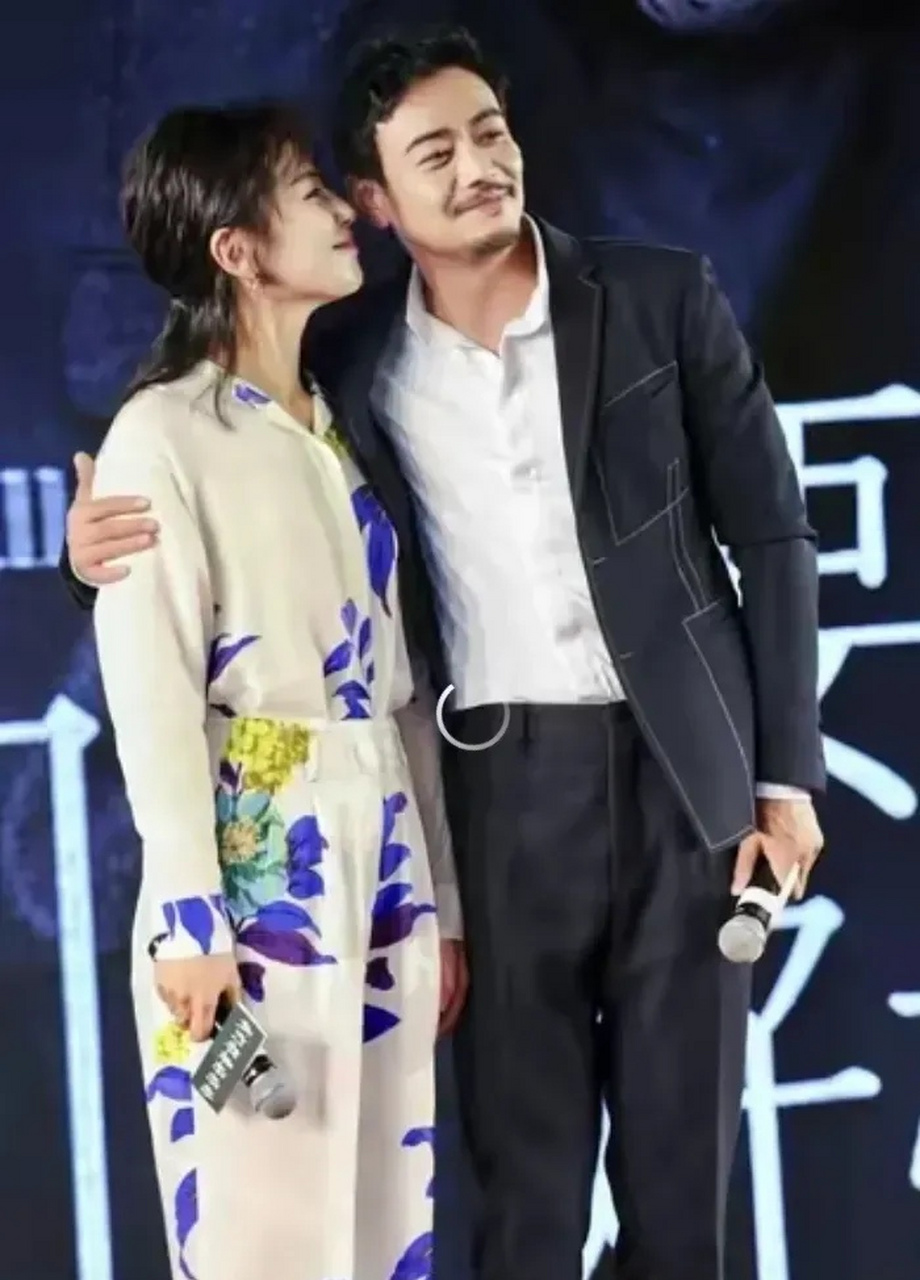 杨烁和刘涛到底是什么关系呢?公共场合都那么的亲密呢?