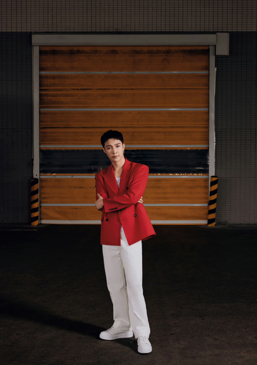 张艺兴# 工作室不是说新旧团队交替期间不发微博吗?