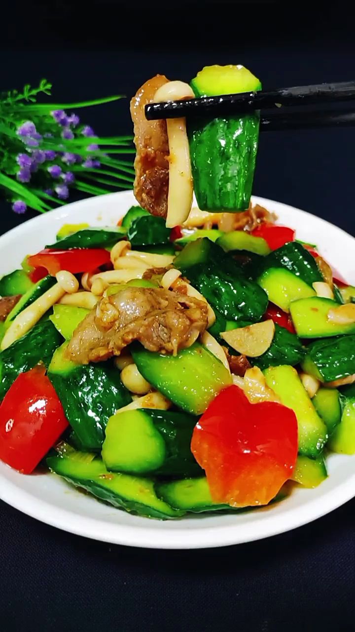 黄瓜不要凉拌了今天分享黄瓜的新吃法清炒黄瓜清脆爽口营养美味又下饭