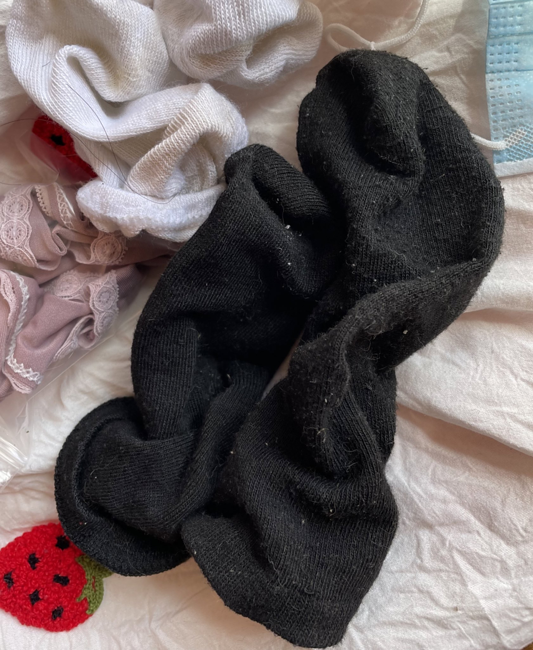 超级吸汗的黑袜子,柔软透气,爬山也不会磨脚咯