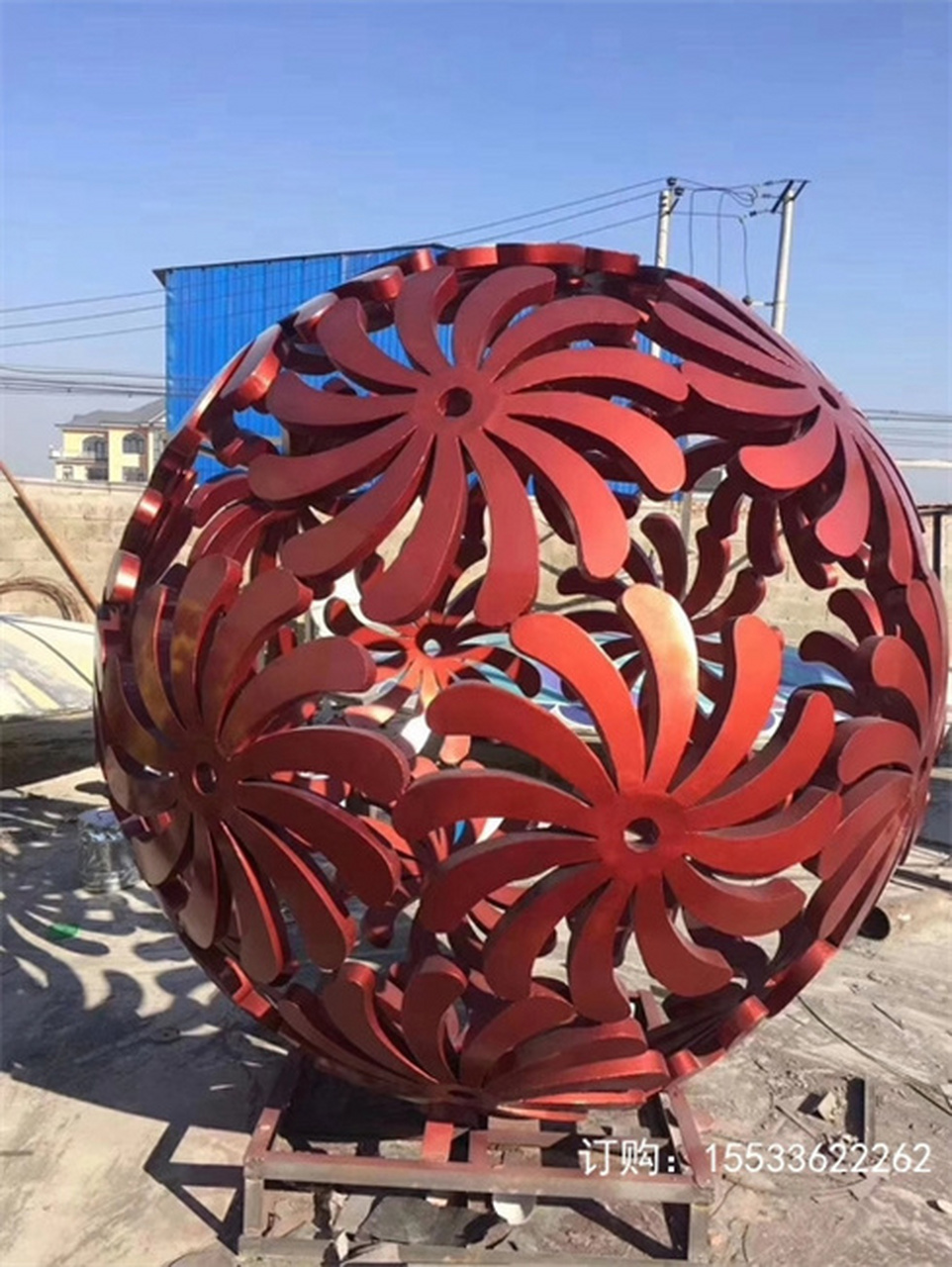 不锈钢景观球雕塑作为立体的造型,主要通过视觉感应感召于人的心灵.