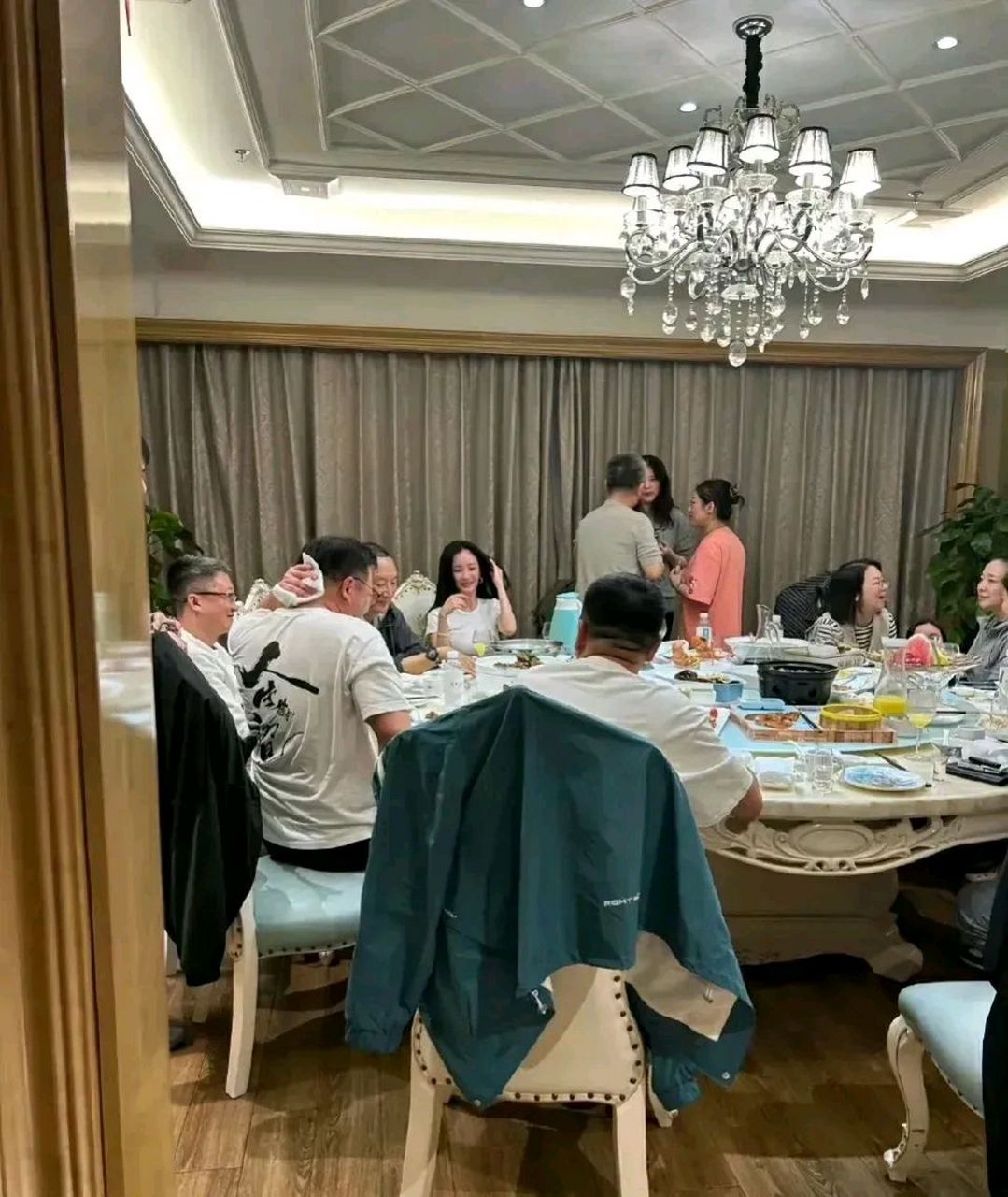 前一段时间,杨幂和大佬们私下聚餐的照片被曝光,照片中杨幂坐在一群