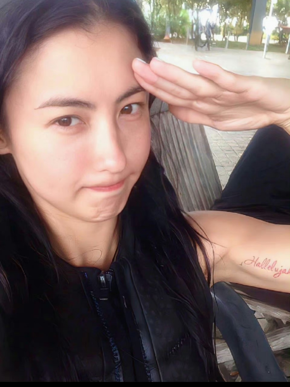 可以看得出来张柏芝现在的容貌几乎和之前没怎么变.