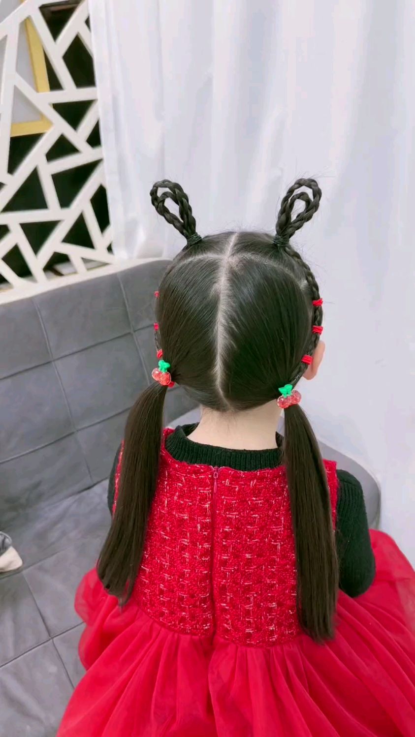 兔年就给孩子编兔耳朵发型吧,2023年儿童新年发型-度小视