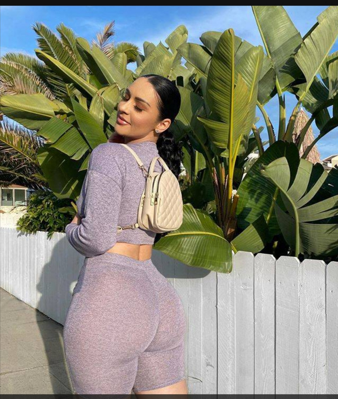 维多利亚·凯于1983年出生,是一位来自美国的健身模特,她的试衣视频