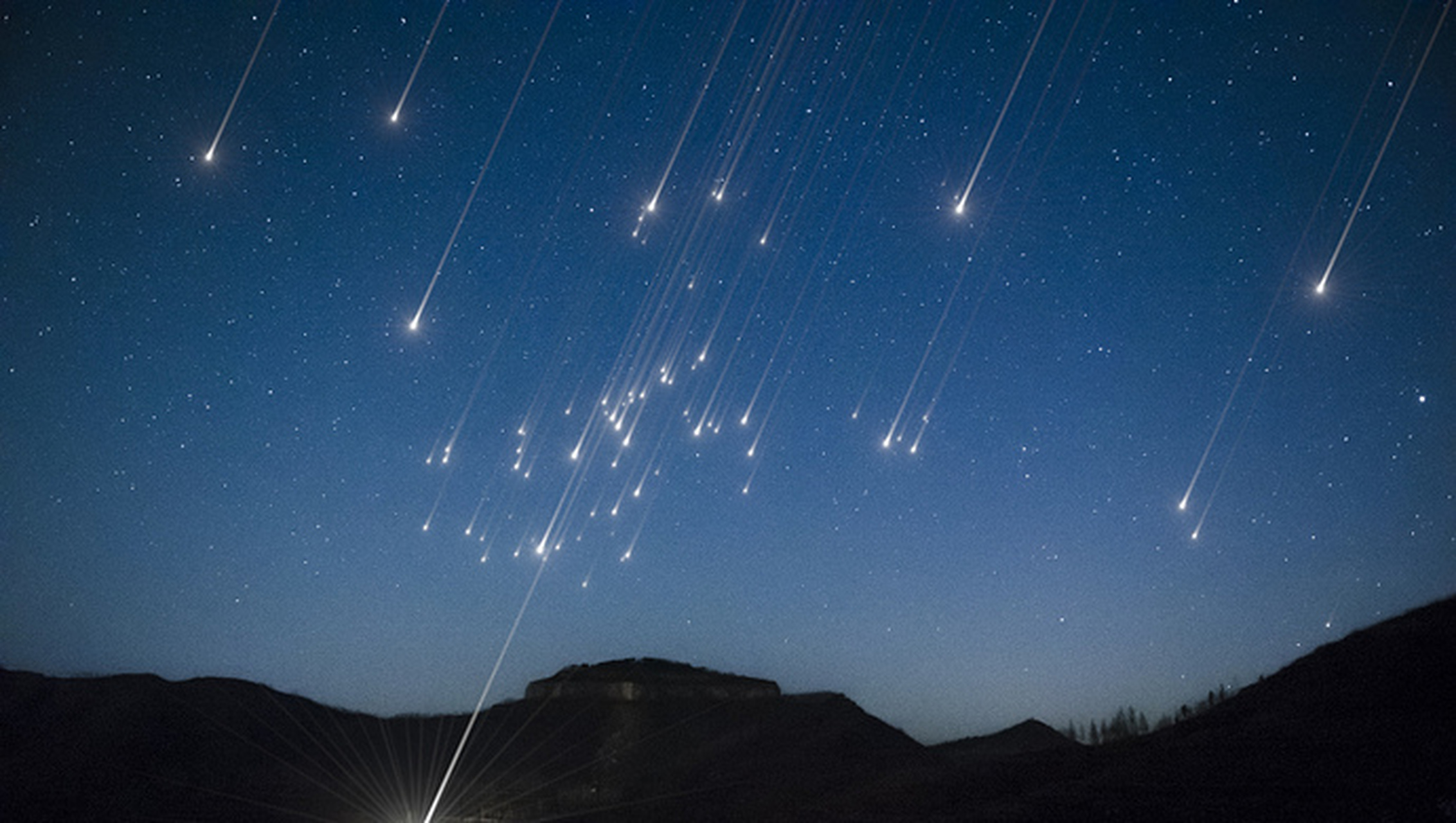 近日网上报道"天琴座流星雨与"星月童话"同现",今晚你感受到双倍的
