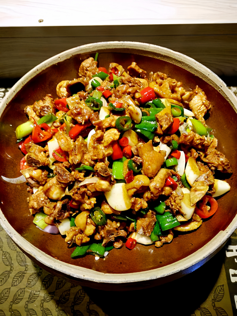 假如你还没有品尝过色香味俱佳的小炒鸡和炒鸡酱,那么今天就来一次