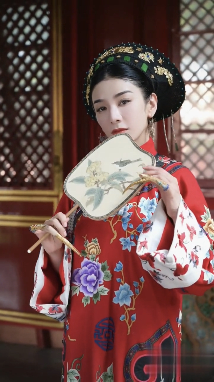 黄奕古装造型最美,眉宇间多了些英气,颜值与实力并存翻红很容易!