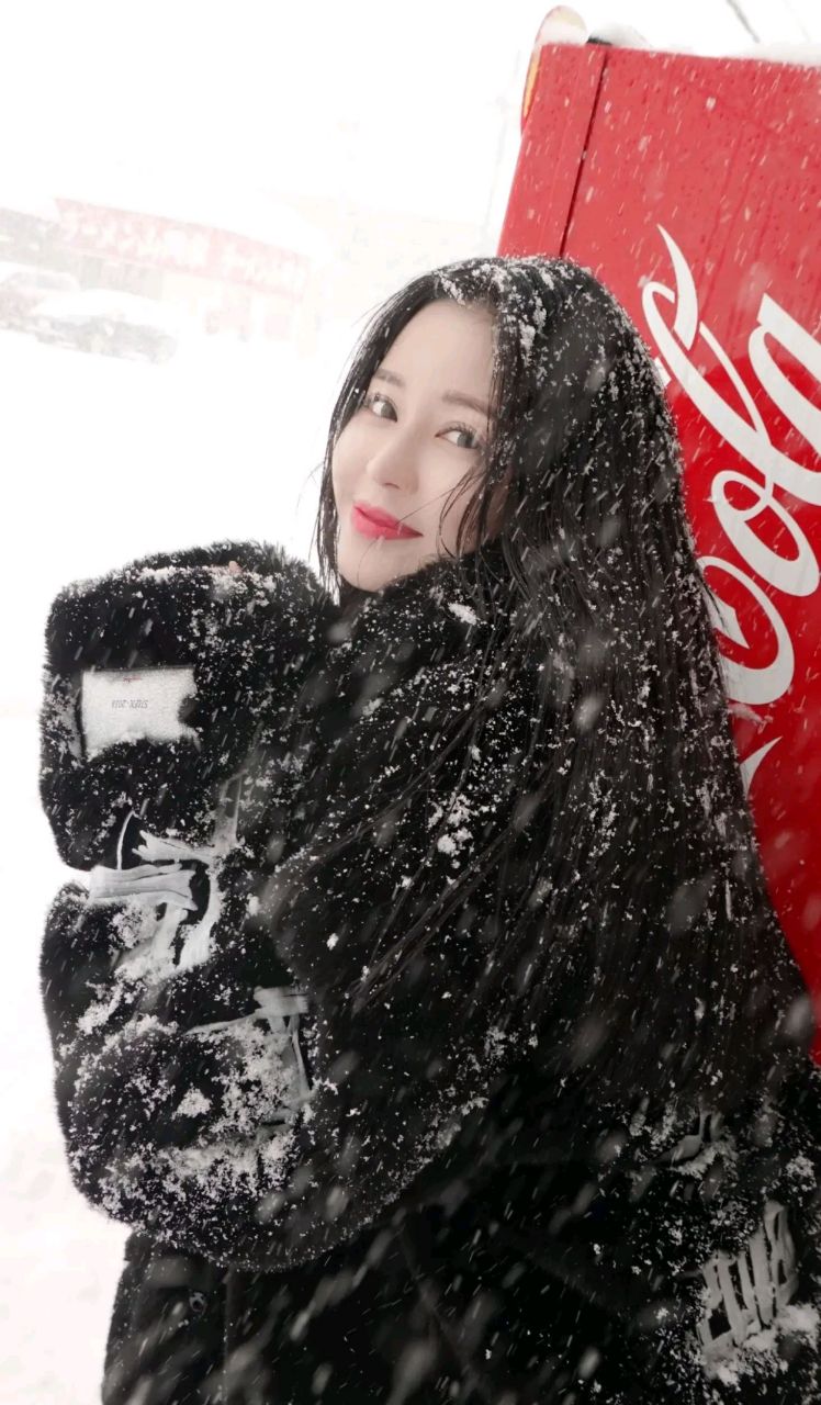 赞美雪中的美女图片