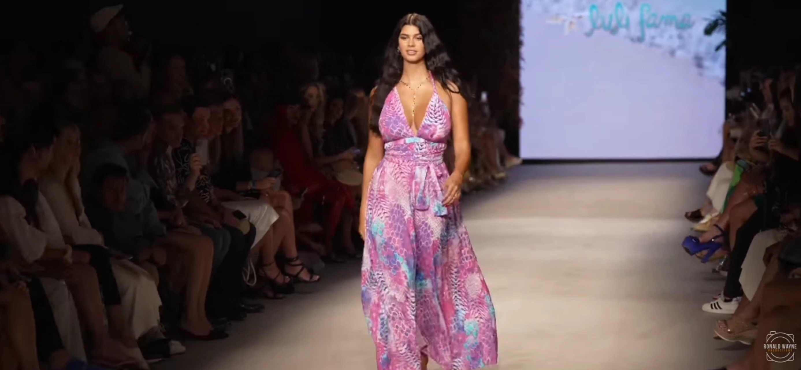 迈阿密时尚泳周,luli fama全套泳装#国际美女# 视频在我的视频.