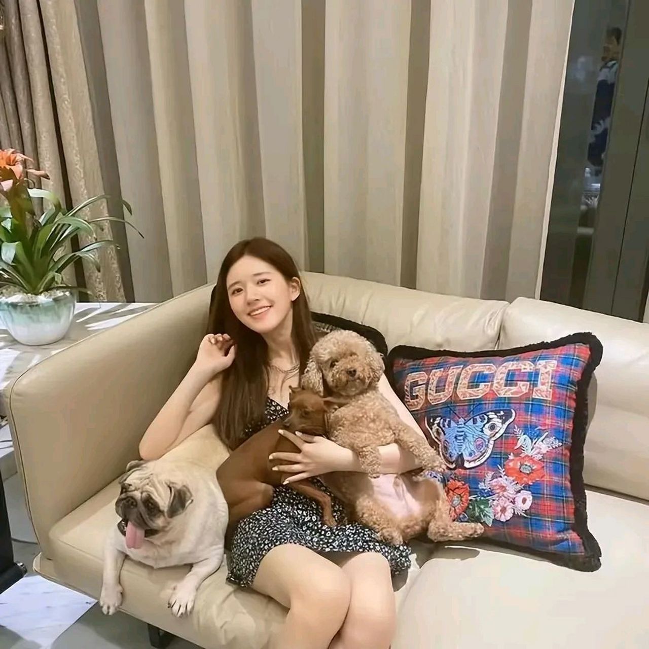 赵露思分享了她在成都的千万豪宅,仅是客厅面积就有140平方米.