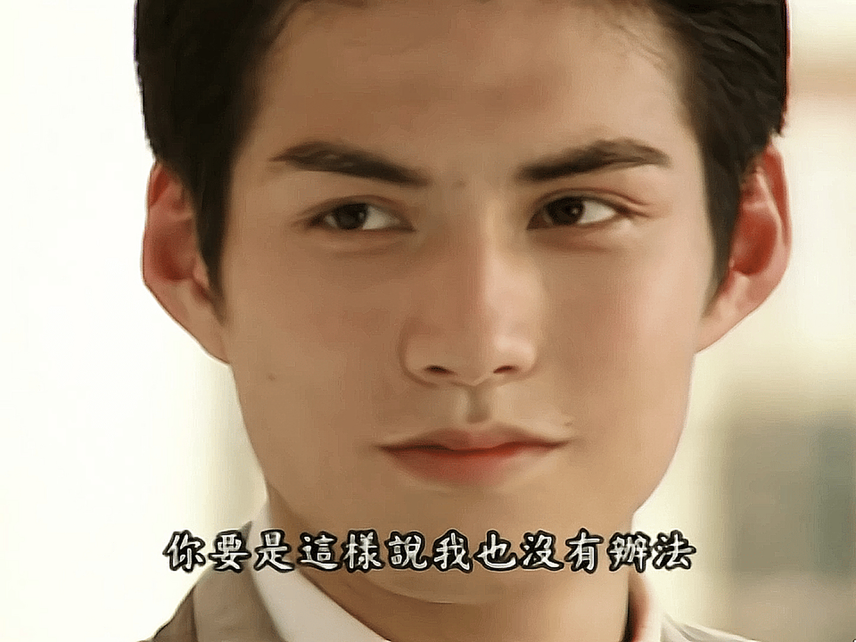 有人说龚俊这军装和严屹宽有点像,看了一下感觉只是五官的视觉效果像